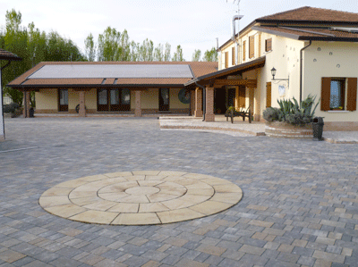pavimentazione esterno in pietra bugnata a effetto mattone