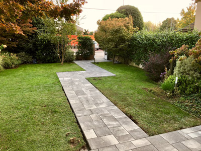 Vialetto giardino moderno in pietra grigia