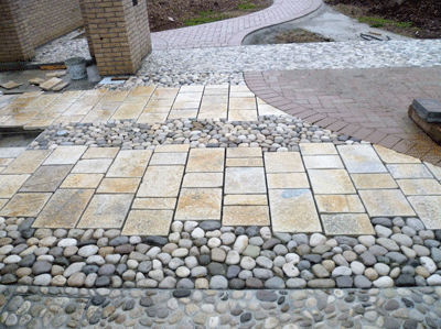 pavimentazione esterna decorata con i sassi del Piave